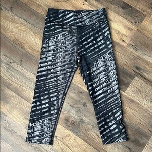 Under Armour Black and Gray striped athletic leggings sz small